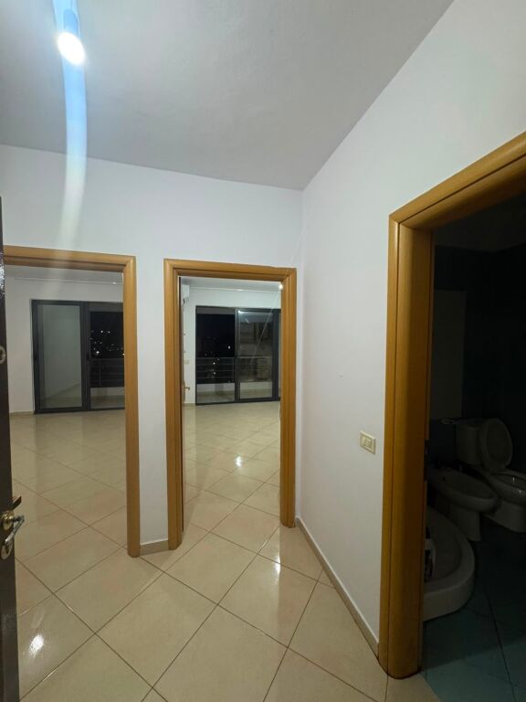 🏢Yzberisht, appartamento 1+1 in affitto, parzialmente arredato 32,000Leke