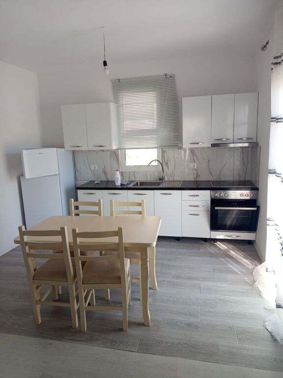 APARTAMENT 2+1. 35000 LEKE.YZBERISHT