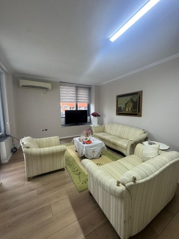 Jepet me qira 2+1+2 perballe Toptanit, Qender