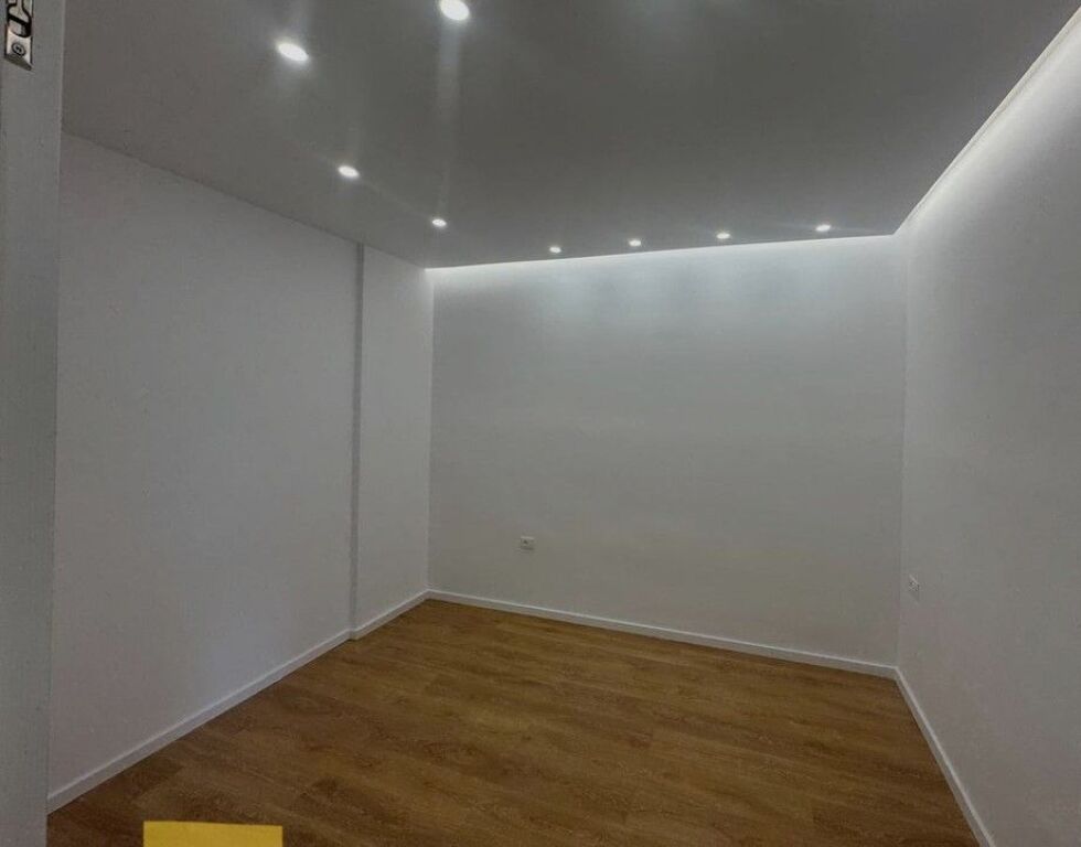 Shitet ,Apartament 1+1, Komuna e Parisit, Tirane 136,000 €