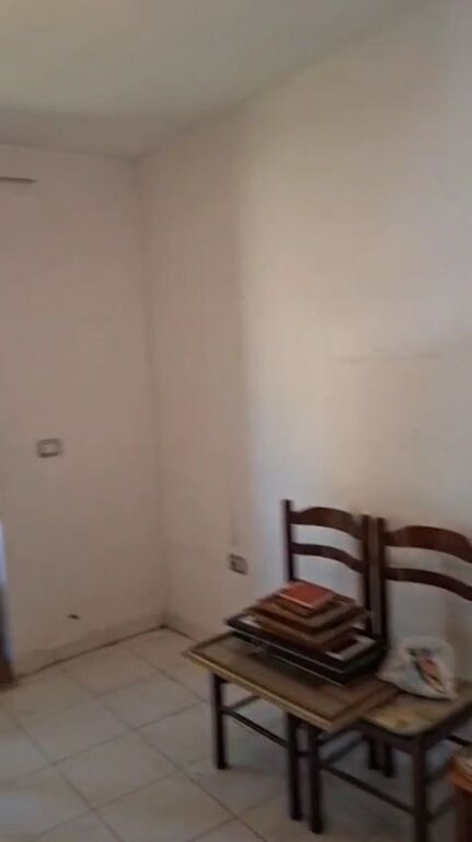 Shitet apartament 2+1 Sipërfaqe neto 91 m² Kati 5 i fundit pa ashensor Pallat 1977 Me hipotek  Ka nevoj per restaurim  Çmimi 200 milion lek  📍Qender ,Mbrapa Fakultetit te Shkencave