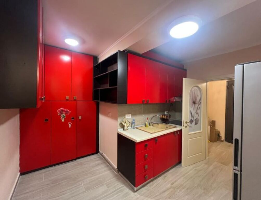 Shitet Apartament 1+1 Tek Bulevardi Zogu i Pare   ID 5329