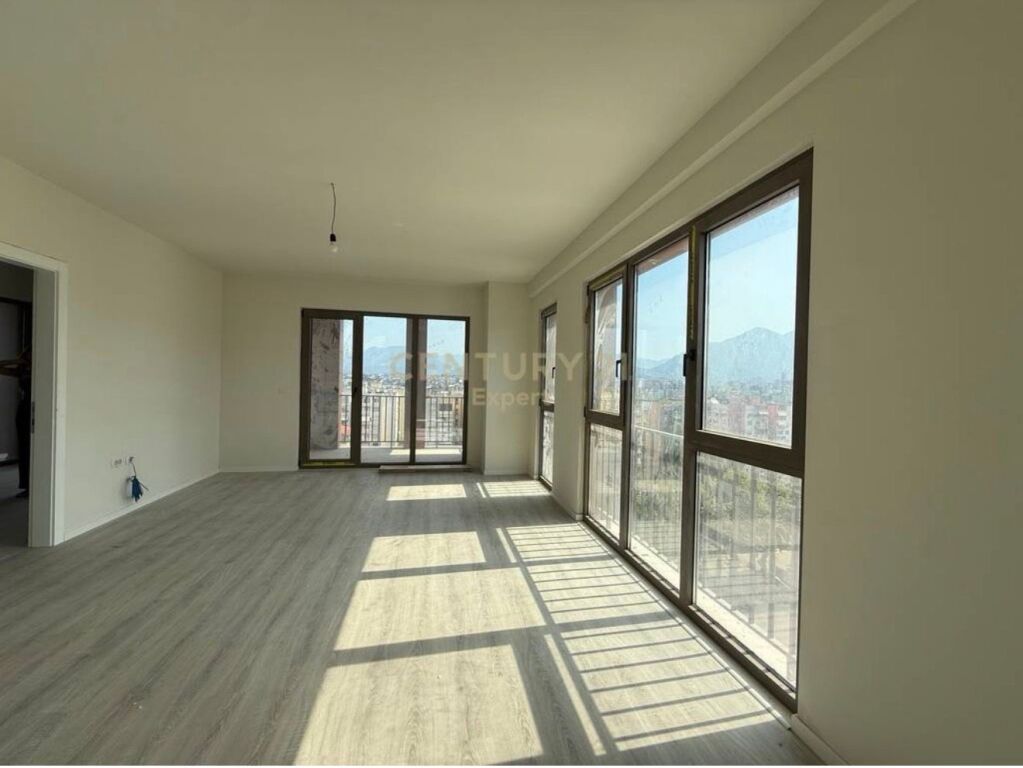 APARTAMENT 3+1+2 PER SHITJE NE LAPRAKE!
