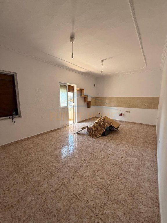 A 2+1 apartment is offered for rent, located on Rruga e Dibrës