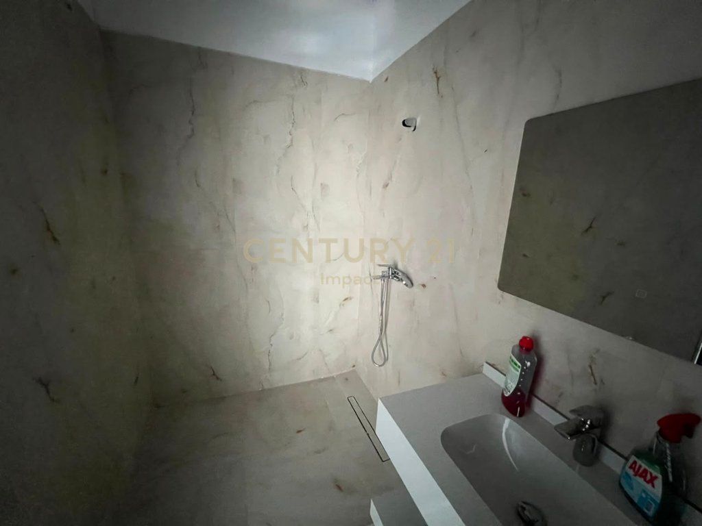 Apartament 1+1 për shitje tek Shallvaret!