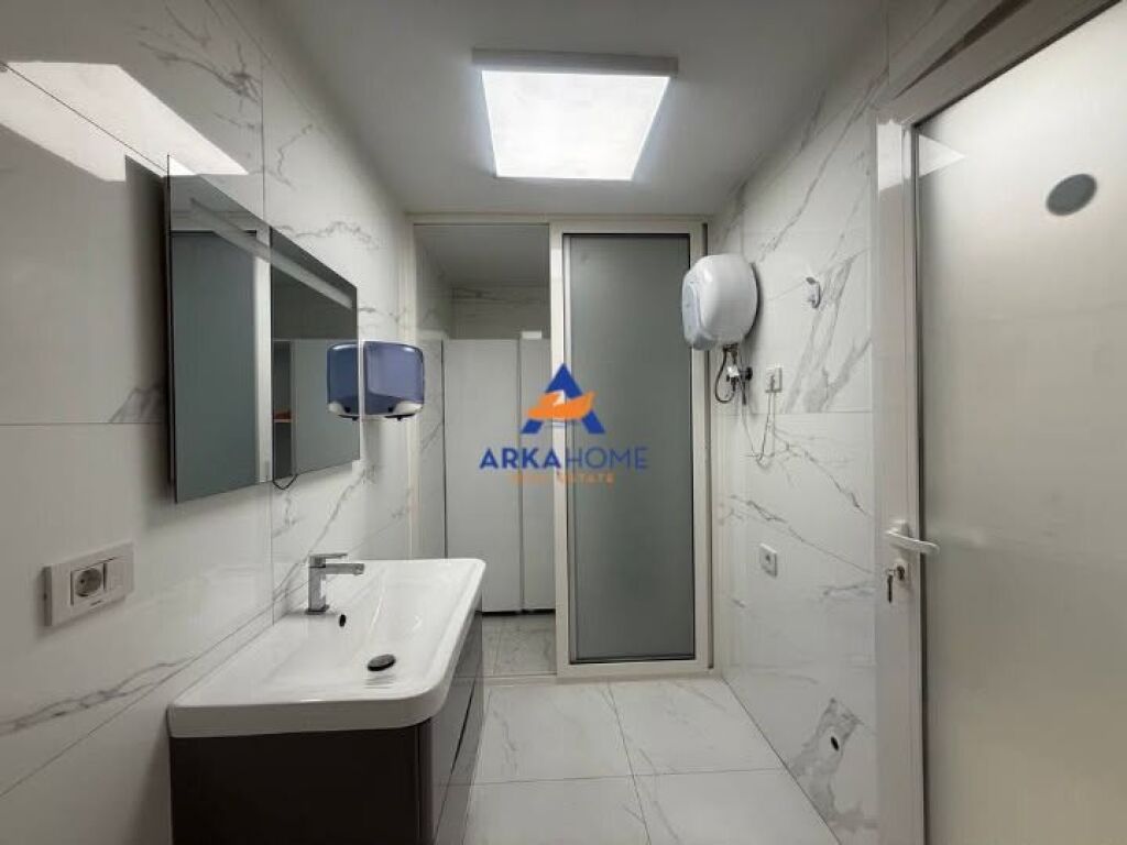 JEPET AMBJENT ME QERA 190M2 "AFER FAKULTETIT TE EKONOMISE" 2300 EURO
