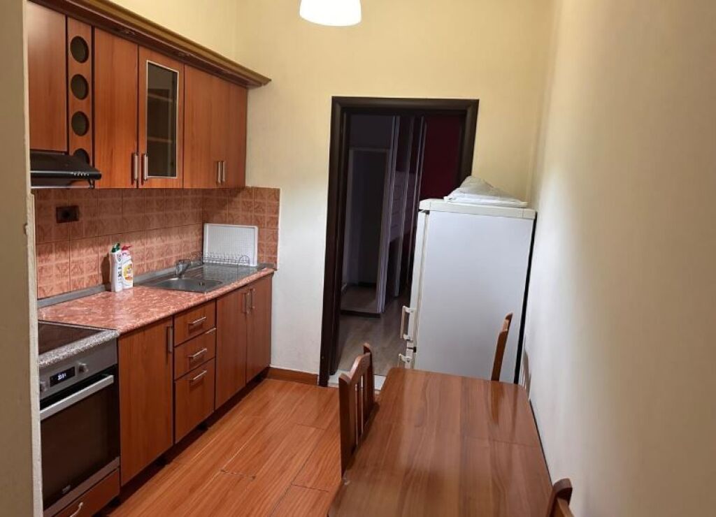 Jepet Apartament 1+1+2 me qera Tek Amerikan 2, prane Qsut   ID 5328
