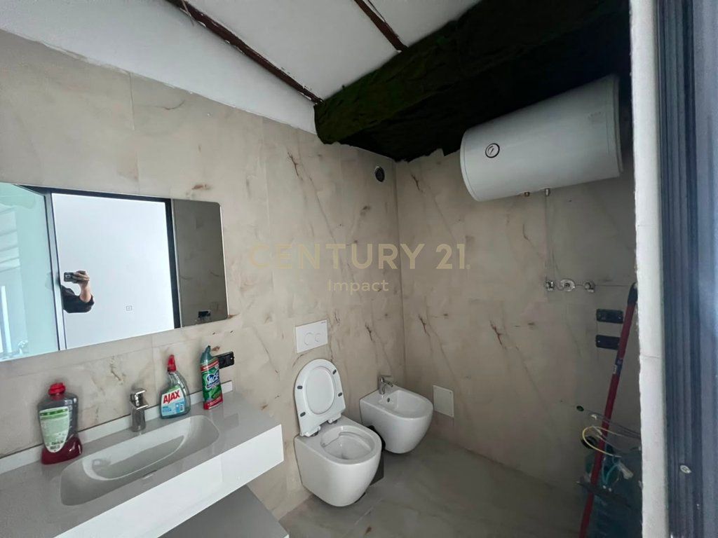 Apartament 1+1 për shitje tek Shallvaret!