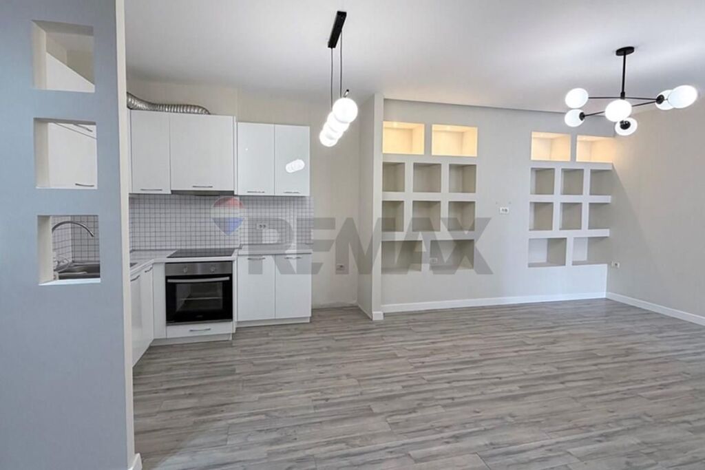 Shitet apartament 1+1 te Rruga e Barrikadave
