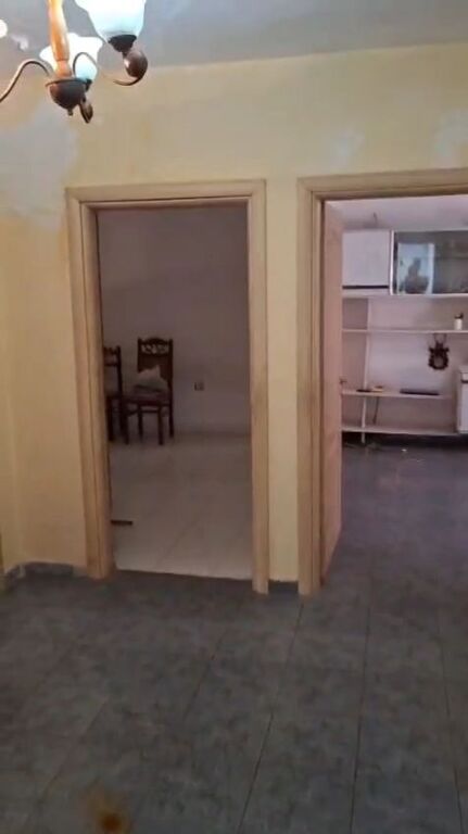 Shitet apartament 2+1 Sipërfaqe neto 91 m² Kati 5 i fundit pa ashensor Pallat 1977 Me hipotek  Ka nevoj per restaurim  Çmimi 200 milion lek  📍Qender ,Mbrapa Fakultetit te Shkencave