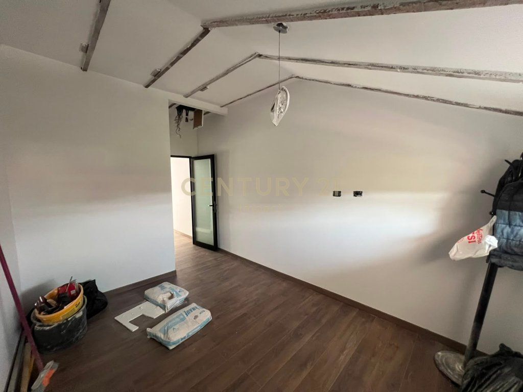 Apartament 1+1 për shitje tek Shallvaret!