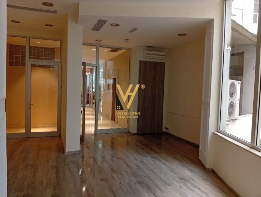 BUSINESS PREMISES FOR SALE 34 M2 AT MYSLYM SHYRI 165,000 EURO