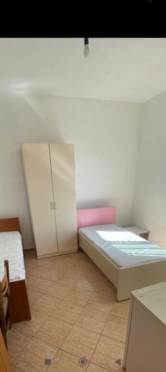 GARSIONERE 16000 LEKE.VILAT GJERMANE