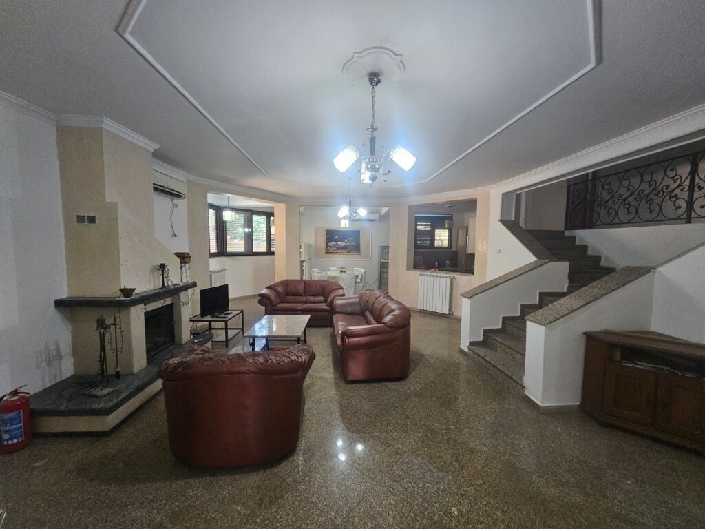FOR RENT SPACE 200 m² – SUITABLE FOR OFFICE OR RESIDENCE