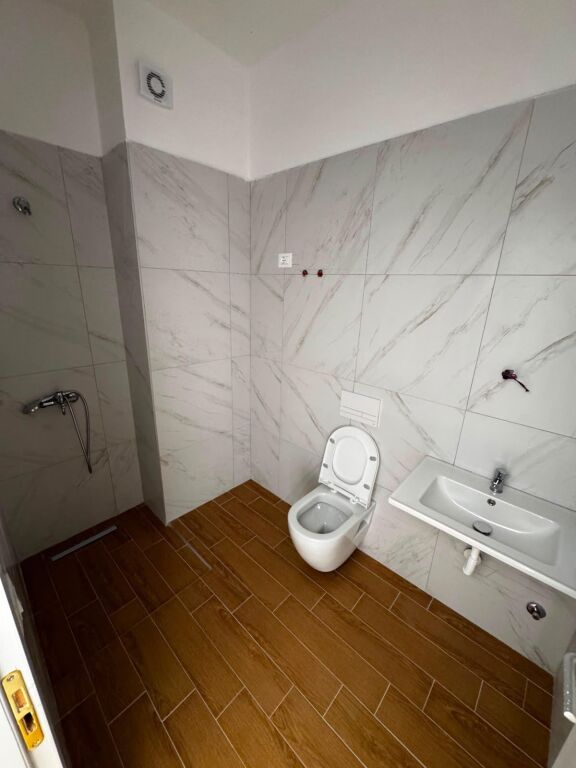 Zyre Me Qera 2+1 Tek Stacioni Trenit (ID BZ21025) Tirane