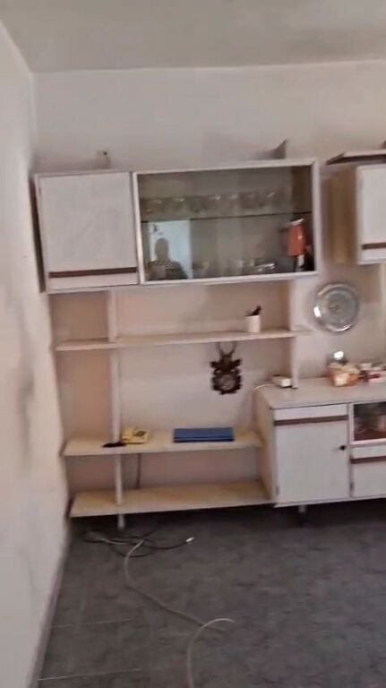 Shitet apartament 2+1 Sipërfaqe neto 91 m² Kati 5 i fundit pa ashensor Pallat 1977 Me hipotek  Ka nevoj per restaurim  Çmimi 200 milion lek  📍Qender ,Mbrapa Fakultetit te Shkencave