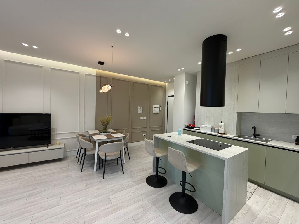 🏡 SHITET APARTAMENT PREMIUM 2+1 | TIRANA GARDEN BUILDING  ✨ Pamje spektakolare e Tiranës nga kati i 20-të!  Shitet super apartament 2+1, me sipërfaqe 125 m², në kompleksin Tirana Garden Building.  💰 Çmimi: 520 milionë lekë  