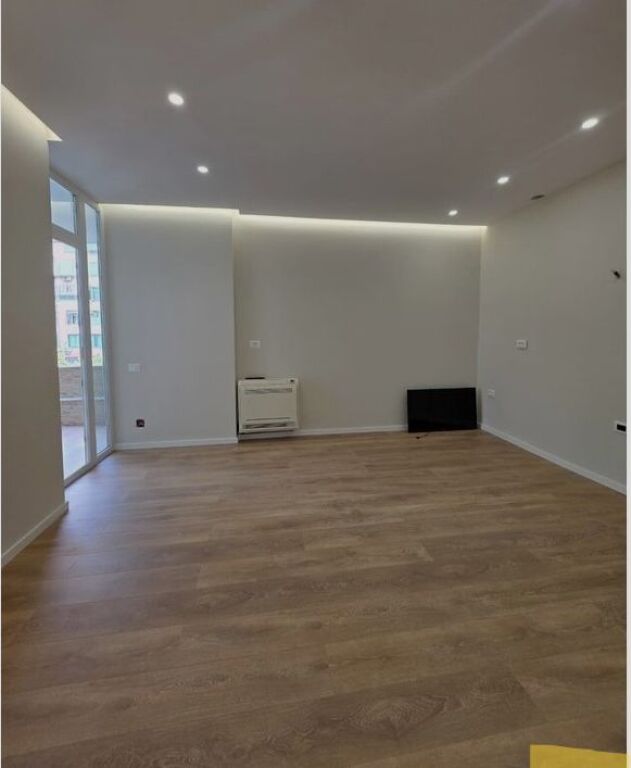 Shitet ,Apartament 1+1, Komuna e Parisit, Tirane 129,000 €