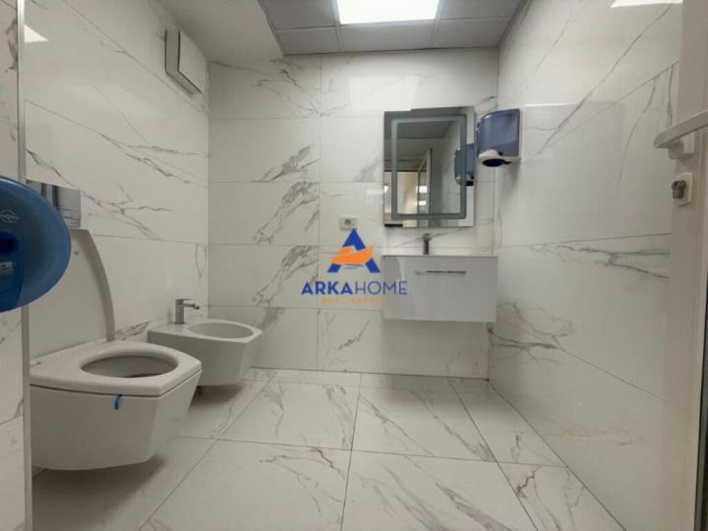 JEPET AMBJENT ME QERA 190M2 "AFER FAKULTETIT TE EKONOMISE" 2300 EURO