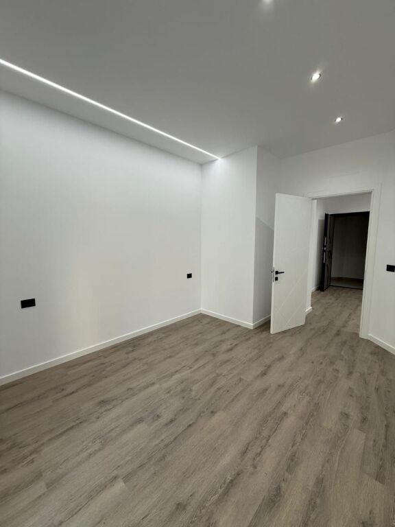 Shitet Apartament 1+1