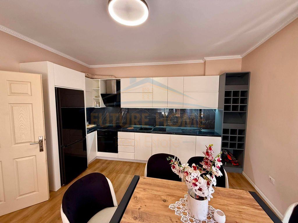 Shitet, Apartament 2+1, Unaza e Re, Tiranë.