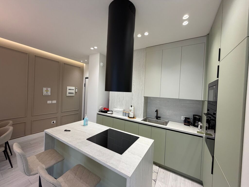 🏡 SHITET APARTAMENT PREMIUM 2+1 | TIRANA GARDEN BUILDING  ✨ Pamje spektakolare e Tiranës nga kati i 20-të!  Shitet super apartament 2+1, me sipërfaqe 125 m², në kompleksin Tirana Garden Building.  💰 Çmimi: 520 milionë lekë  