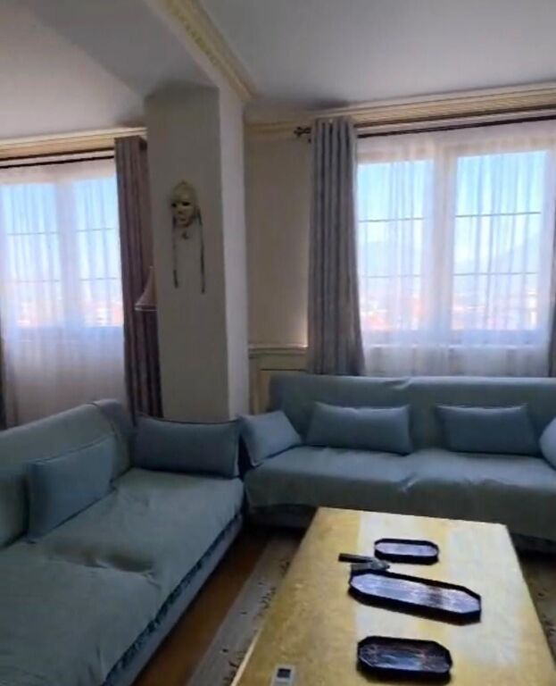 Jepet apartament 2+1+2 tek New York Cafe , prane Fakultetit te Shkencave te Natyres (FSHN) ish Stacioni i Trenit , Bulevardi Zogu i pare , Bulevardi i Ri .