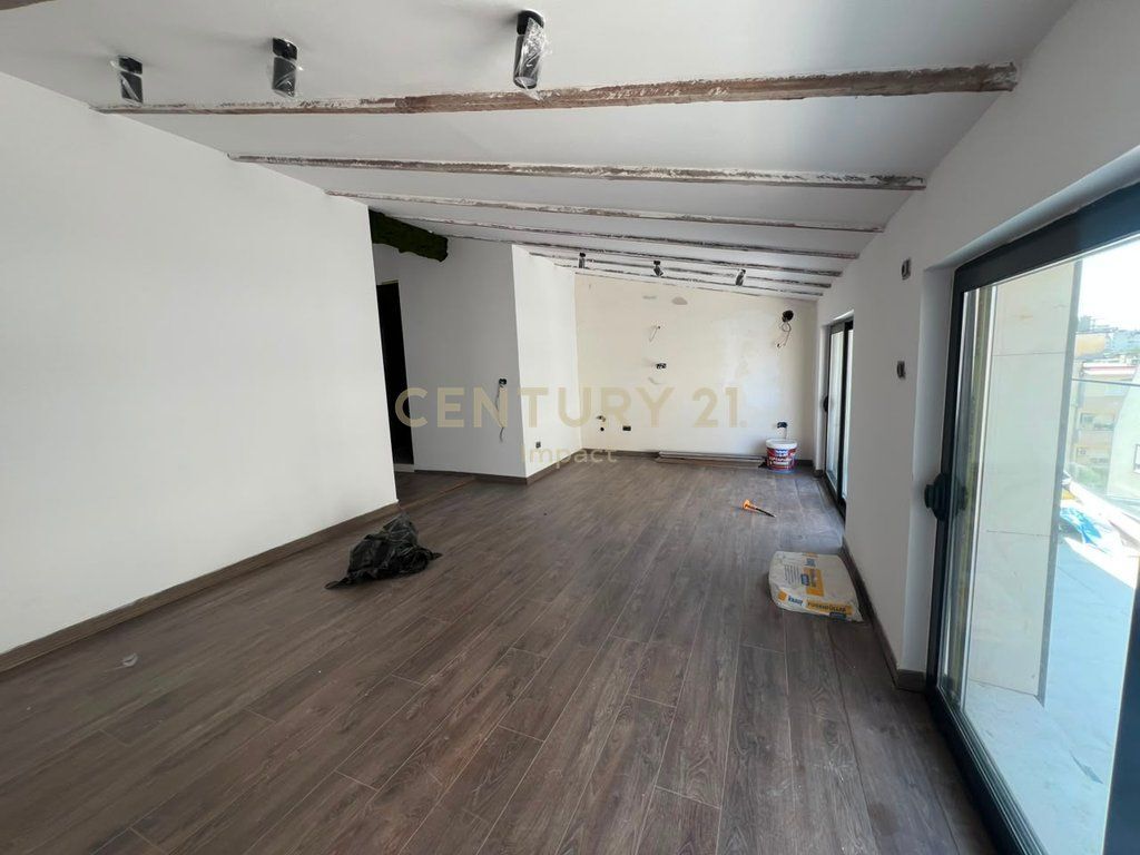 Apartament 1+1 për shitje tek Shallvaret!