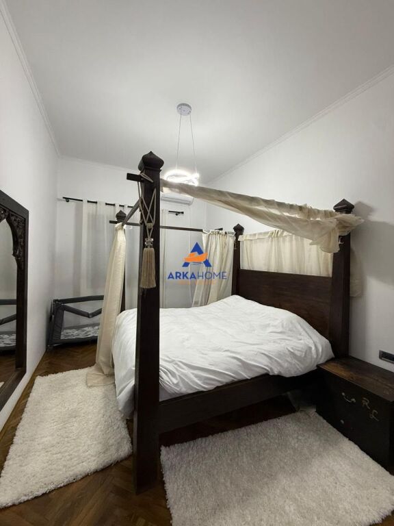 JEPET APARTAMENT ME QERA 2+1+BALLKON "NE QENDER,PRANE 9 KATESHEVE" 900 EURO