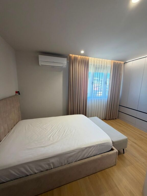 Jepet me qera 1+1 te vasil shanto 700 eu mobiluar