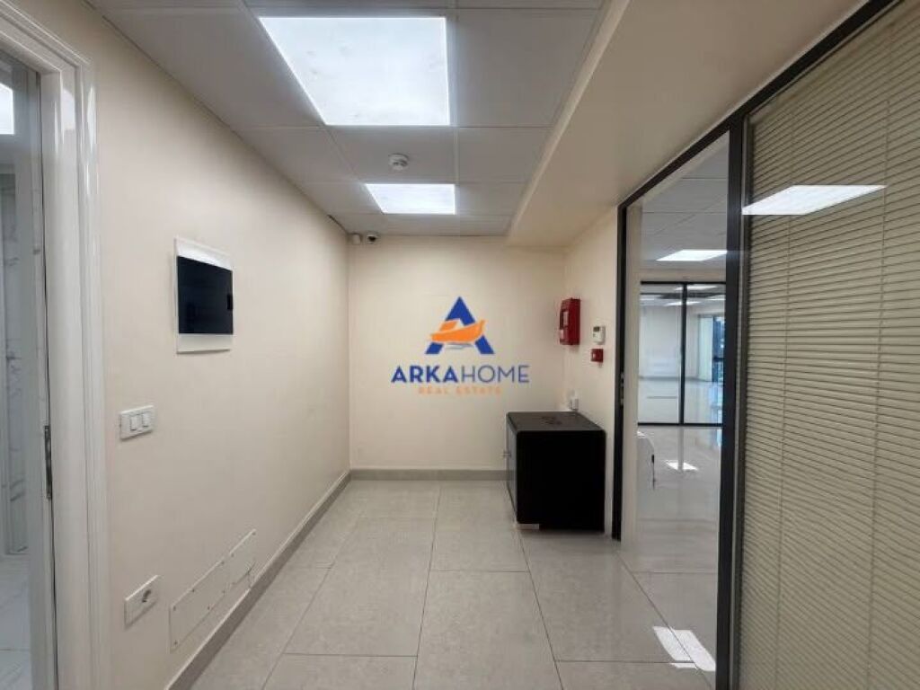 JEPET AMBJENT ME QERA 190M2 "AFER FAKULTETIT TE EKONOMISE" 2300 EURO