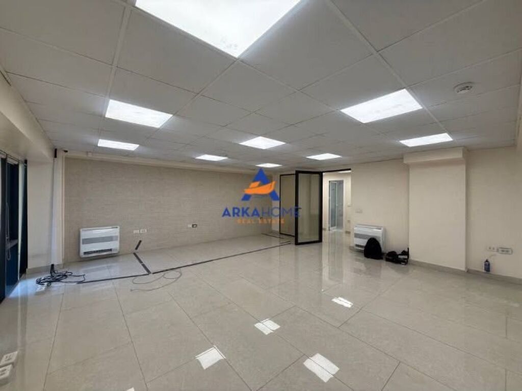 JEPET AMBJENT ME QERA 190M2 "AFER FAKULTETIT TE EKONOMISE" 2300 EURO