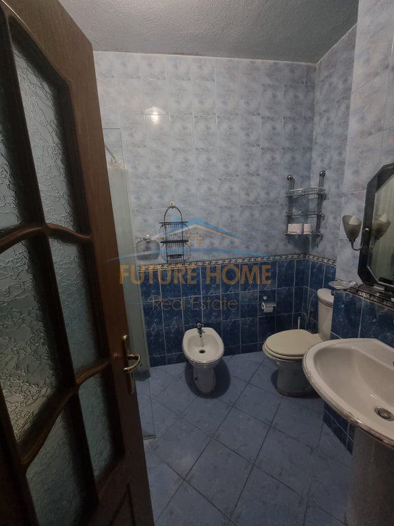 Apartamenti ndodhet tek Selvia, pranë gjimnazit "Partizani".
