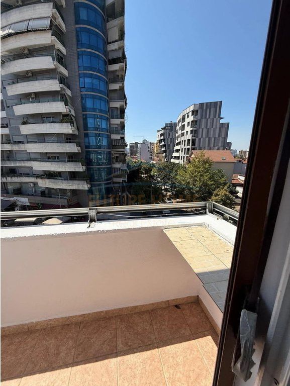 A 2+1 apartment is offered for rent, located on Rruga e Dibrës