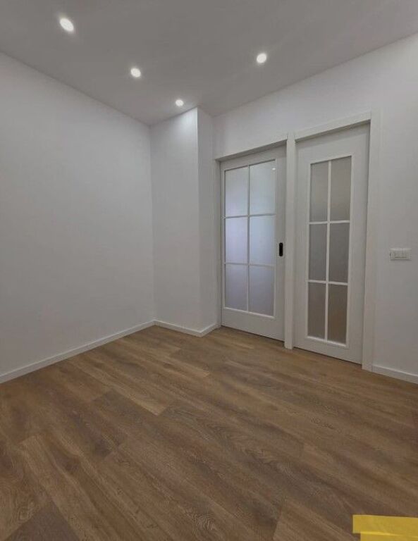 Shitet ,Apartament 1+1, Komuna e Parisit, Tirane 129,000 €