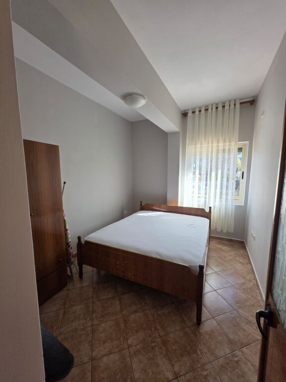 JEPET APARTAMENT ME QERA 1+1, MISTO MAME