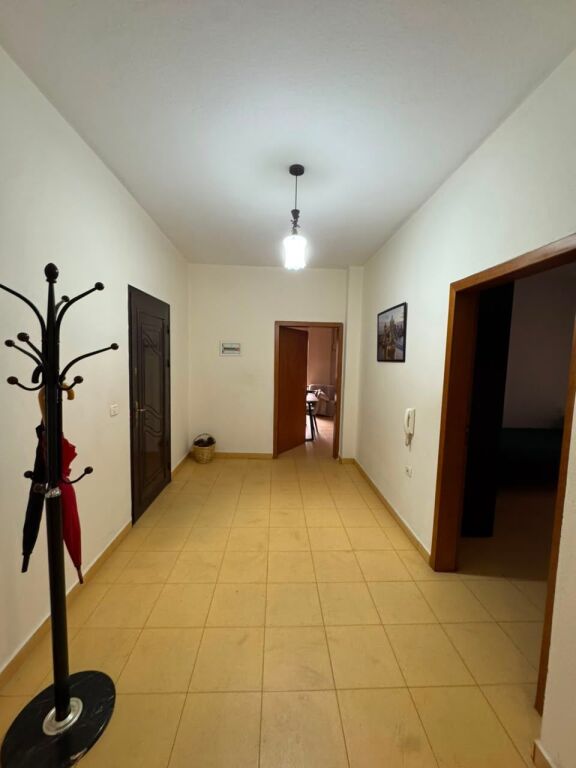 2 +1 me qira prane Kopshtit Botanik 500 euro