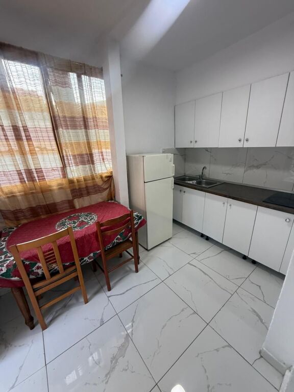 Garsoniere me qera ne Laprake prane Bllokut Gintash (28,000 leke)
