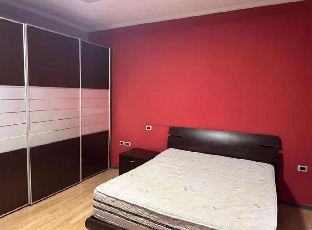 Jepet Apartament 1+1+2 me qera Tek Amerikan 2, prane Qsut   ID 5328