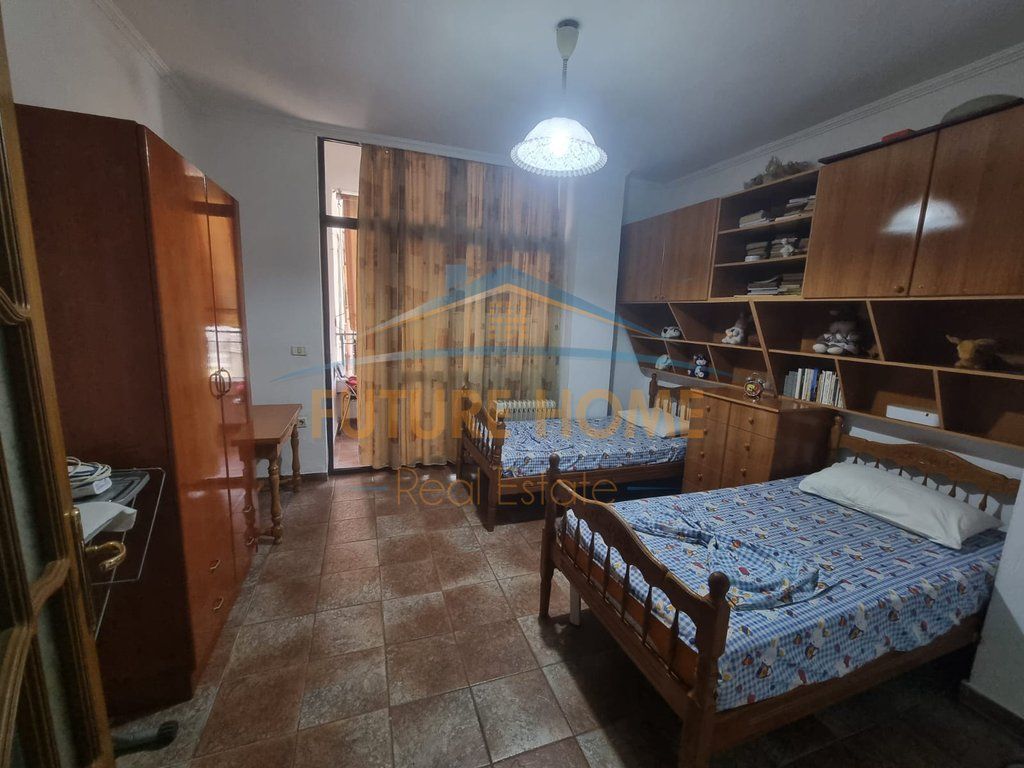 Apartamenti ndodhet tek Selvia, pranë gjimnazit "Partizani".