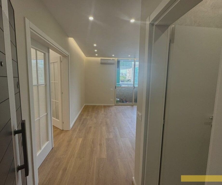 Shitet ,Apartament 1+1, Komuna e Parisit, Tirane 136,000 €