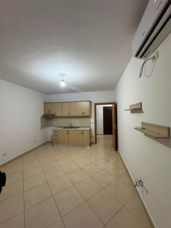 🏢Yzberisht, appartamento 1+1 in affitto, parzialmente arredato 32,000Leke