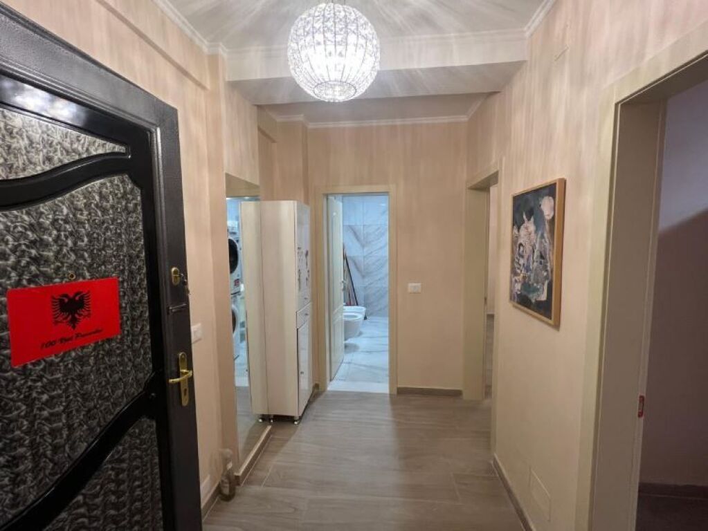 Shitet Apartament 1+1 Tek Bulevardi Zogu i Pare   ID 5329