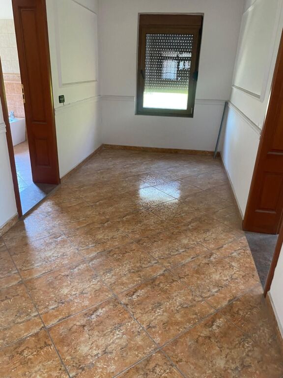 Jepet apartament 3+1+Post Parkimi me qira tek Rruga 5 Maji , Rruga Fiqiri Rusi , Bulevardi I Ri .