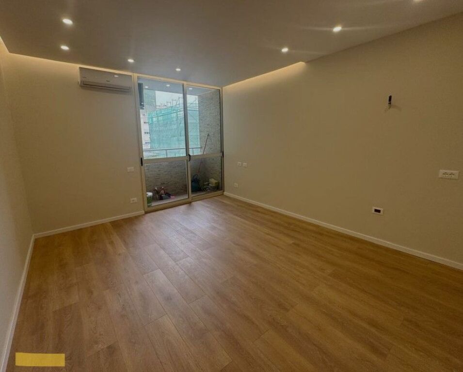 Shitet ,Apartament 1+1, Komuna e Parisit, Tirane 136,000 €