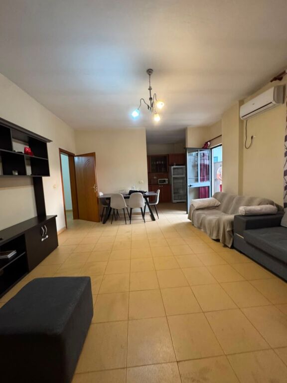 2 +1 me qira prane Kopshtit Botanik 500 euro