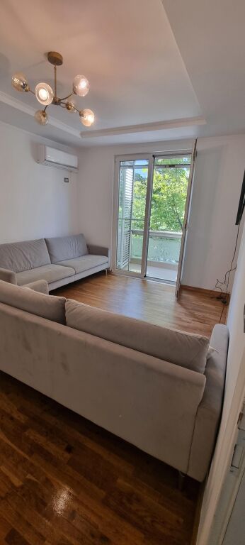 🏢Sheshi Willson,prane Postes Nr.8 jepet me qera apartament 2+1+ambient gatimi ,i mobiluar.900Euro (Bruto)  
