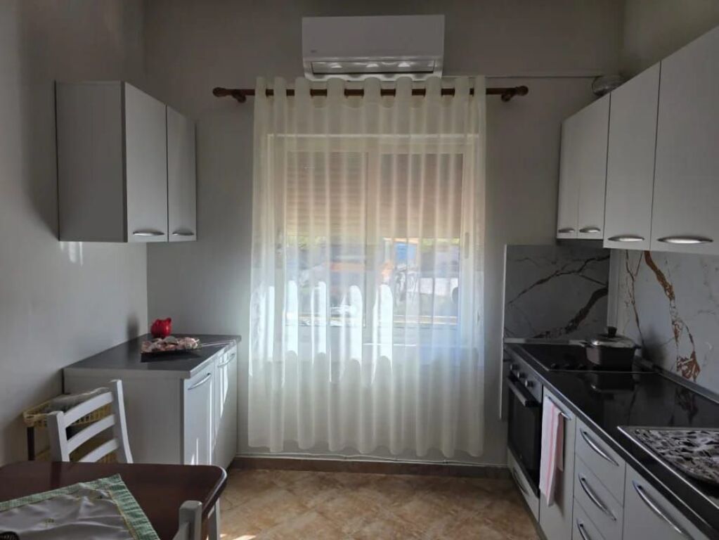 JEPET APARTAMENT ME QERA 1+1, MISTO MAME