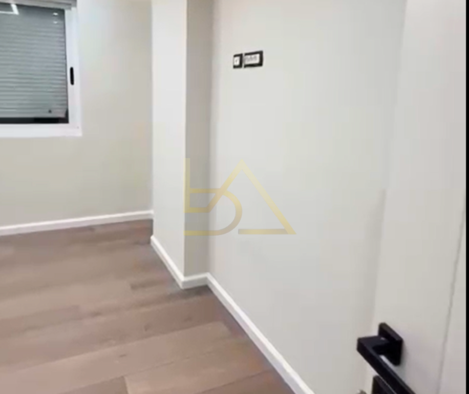 Apartament 1+1 për Shitje – Komuna e Parisit, Tiranë