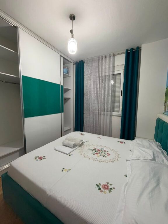 Jepet Apartament 1+1 me qira te Stacioni Trenit Durres